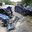 Die Autos stießen frontal zusammen.