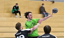 Jacques Tironzelli, en vert, HB Käerjeng, et Julien Kohn, Handball Esch. Handball : HB Käerjeng - Handball Esch, AXA League. Um Dribbel, Bascharage. foto : Stéphane Guillaume