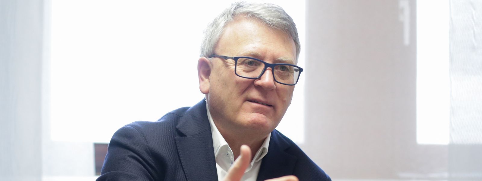 Beschäftigungsminister Nicolas Schmit ist sauer: Wenn es nicht zu Anpassungen bei der Neuregelung des Arbeitslosengeld für Grenzgänger kommt, steht die Adem vor dem Kollaps, so seine Warnung. 