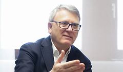 Beschäftigungsminister Nicolas Schmit ist sauer: Wenn es nicht zu Anpassungen bei der Neuregelung des Arbeitslosengeld für Grenzgänger kommt, steht die Adem vor dem Kollaps, so seine Warnung. 