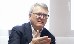 Beschäftigungsminister Nicolas Schmit ist sauer: Wenn es nicht zu Anpassungen bei der Neuregelung des Arbeitslosengeld für Grenzgänger kommt, steht die Adem vor dem Kollaps, so seine Warnung. 