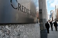NEW YORK, NEW YORK - MARCH 15: People walk by the New York headquarters of Credit Suisse on March 15, 2023 in New York City. After its largest shareholder said it could not provide further support, Credit Suisse shares fell by as much as 30% on Wednesday as global concerns over the stability of major banks continued to spread.   Spencer Platt/Getty Images/AFP (Photo by SPENCER PLATT / GETTY IMAGES NORTH AMERICA / Getty Images via AFP)