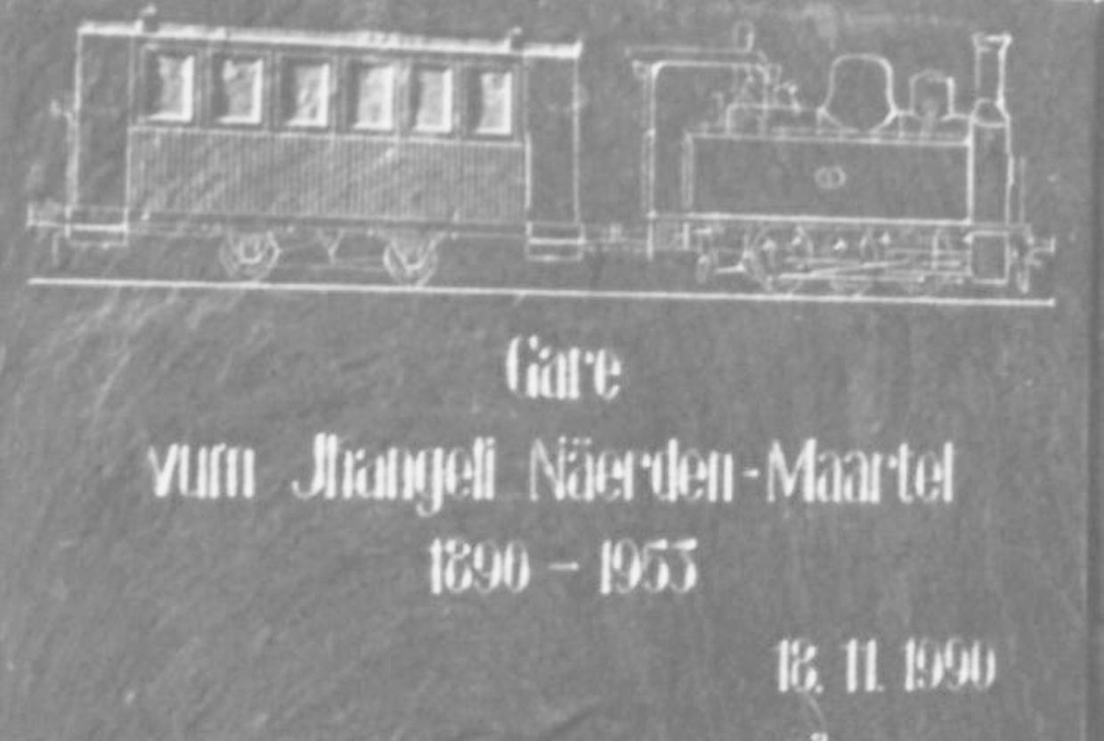 Die Gedenkplakette im Bahnhof Nördingen.