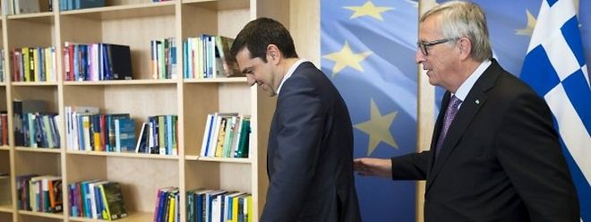 Greek Prime Minister Alexis Tsipras (L) is welcomed by European Commission President Jean-Claude Juncker ahead of a meeting in Brussels, Belgium June 24, 2015. Greece's international lenders demanded on Wednesday that it improve proposed tax and reform measures in a last-minute race to clinch a deal to unlock aid and avert a debt default next week.  REUTERS/Julien Warnand/Pool
