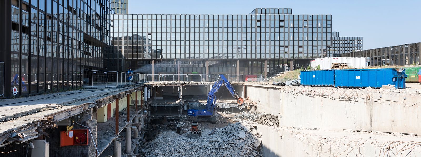 Tonnenweise Aluminium, Glas und Asbest: Das Jean-Monnet-Gebäude soll vorbildlich abgebaut werden. 