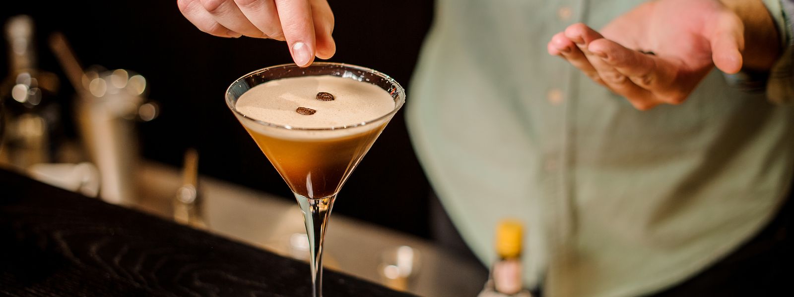 Dieser Cocktail macht zugleich blau und wach: der Espresso Martini.