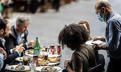 Les bars et restaurants pourraient être autorisés à accueillir plus de quatre convives à une même table.