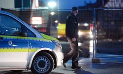 25.02.2020, Hessen, Volkmarsen: Ein Polizist geht vor einer Sichtblende vor dem Ort, wo am Vortag ein Mann mit seinem Auto in einen Karnevalsumzug raste und rund 30 Menschen, darunter auch Kinder, verletzte. Die Frankfurter Generalstaatsanwaltschaft ermittelt wegen eines versuchten Tötungsdelikts. Foto: Uwe Zucchi/dpa +++ dpa-Bildfunk +++