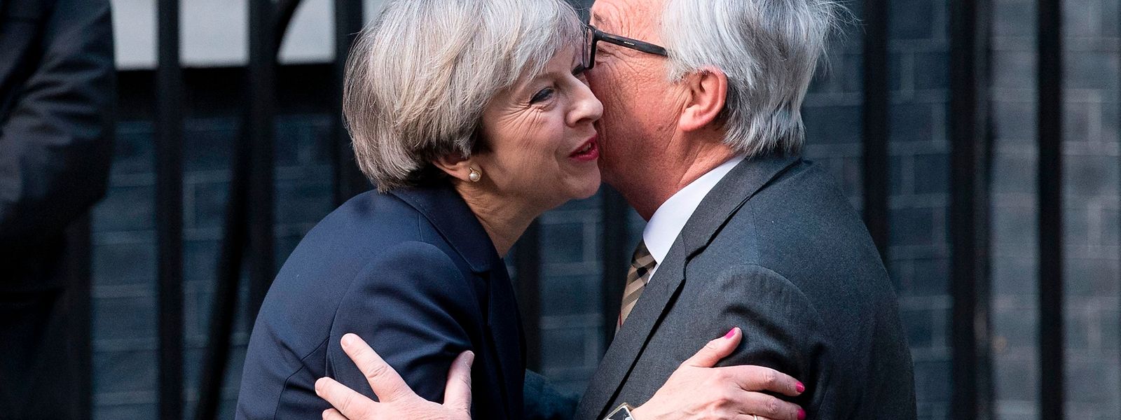 Rat mal, wer zum Essen kommt? Theresa May und Jean-Claude Juncker wollen heute beim Mittagessen in Brüssel eine Zwischenbilanz ziehen. 