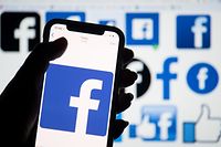 ILLUSTRATION - 25.03.2018, Großbritannien, London: Das Logo von Facebook ist auf dem Display eines Smartphones zu sehen. (zu dpa "Facebook entschuldigt sich in Zeitungsanzeige für Vertrauensbruch" vom 27.03.2018) Foto: Dominic Lipinski/PA Wire/dpa +++ dpa-Bildfunk +++