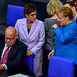 Bundeswirtschaftsminister Peter Altmaier (vorne) und Verteidigungsministerin Annegret Kramp-Karrenbauer im Gespräch mit Bundeskanzlerin Angela Merkel. Das Foto stammt von 2019.