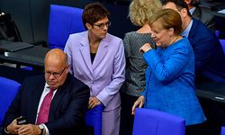 Bundeswirtschaftsminister Peter Altmaier (vorne) und Verteidigungsministerin Annegret Kramp-Karrenbauer im Gespräch mit Bundeskanzlerin Angela Merkel. Das Foto stammt von 2019.