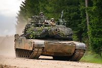 ARCHIV - 08.06.2022, Bayern, Hohenfels: Ein Panzer des Typs M1 Abrams der US Army fährt während einer multinationalen Übung auf dem Truppenübungsplatz Hohenfels über eine Straße. (zu dpa "Weißes Haus: Biden wollte eigentlich keine Abrams-Panzer liefern") Foto: Nicolas Armer/dpa +++ dpa-Bildfunk +++