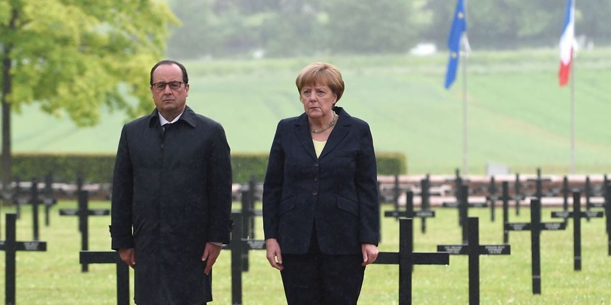 Le président français, Francois Hollande, et la chancellière allemande,  Angela Merkel, au cimetière allemand de Consenvoye pour un moment de recueillement.