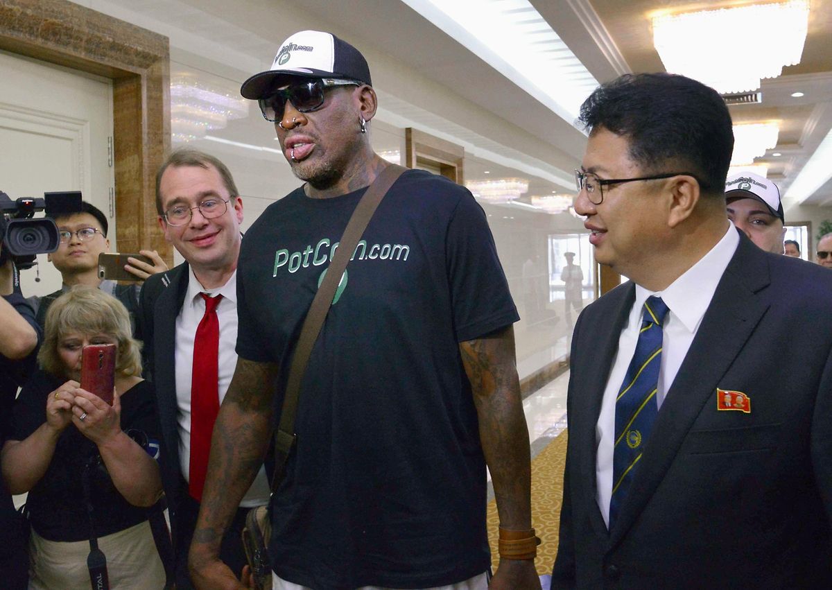 Dennis Rodman wurde vom stellvertretenden Sportminister Nordkoreas, Son Kwang-Ho, empfangen. 