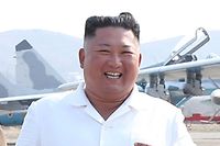 HANDOUT - 21.04.2020, Nordkorea, ---: ARCHIV - Kim Jong Un (r), Machthaber von Nordkorea, inspiziert eine Gruppe Jagdflugzeuge der Flugabwehrdivision im westlichen Gebiet. S�dkorea hat mit Vorsicht auf Berichte reagiert, wonach sich der nordkoreanische Machthaber Kim Jong Un nach einer Operation in kritischem Zustand befindet. Foto: -/YNA/Central News Agency /dpa - ACHTUNG: Nur zur redaktionellen Verwendung im Zusammenhang mit der aktuellen Berichterstattung und nur mit vollst�ndiger Nennung des vorstehenden Credits +++ dpa-Bildfunk +++