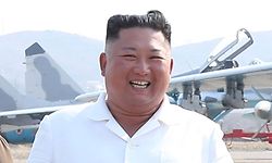 HANDOUT - 21.04.2020, Nordkorea, ---: ARCHIV - Kim Jong Un (r), Machthaber von Nordkorea, inspiziert eine Gruppe Jagdflugzeuge der Flugabwehrdivision im westlichen Gebiet. S�dkorea hat mit Vorsicht auf Berichte reagiert, wonach sich der nordkoreanische Machthaber Kim Jong Un nach einer Operation in kritischem Zustand befindet. Foto: -/YNA/Central News Agency /dpa - ACHTUNG: Nur zur redaktionellen Verwendung im Zusammenhang mit der aktuellen Berichterstattung und nur mit vollst�ndiger Nennung des vorstehenden Credits +++ dpa-Bildfunk +++