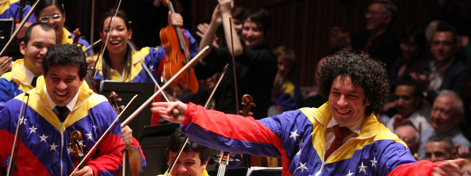 L'engagement du chef d'orchestre Gustavo Dudamel fait découvrir à la jeunesse défavorisée du Venezuela les plus grandes salles. 