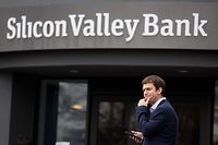 SANTA CLARA, CALIFORNIA - MARCH 10: A customer stands outside of a shuttered Silicon Valley Bank (SVB) headquarters on March 10, 2023 in Santa Clara, California. Silicon Valley Bank was shut down on Friday morning by California regulators and was put in control of the U.S. Federal Deposit Insurance Corporation. Prior to being shut down by regulators, shares of SVB were halted Friday morning after falling more than 60% in premarket trading following a 60% declined on Thursday when the bank sold off a portfolio of US Treasuries and $1.75 billion in shares to cover declining customer deposits.   Justin Sullivan/Getty Images/AFP (Photo by JUSTIN SULLIVAN / GETTY IMAGES NORTH AMERICA / Getty Images via AFP)