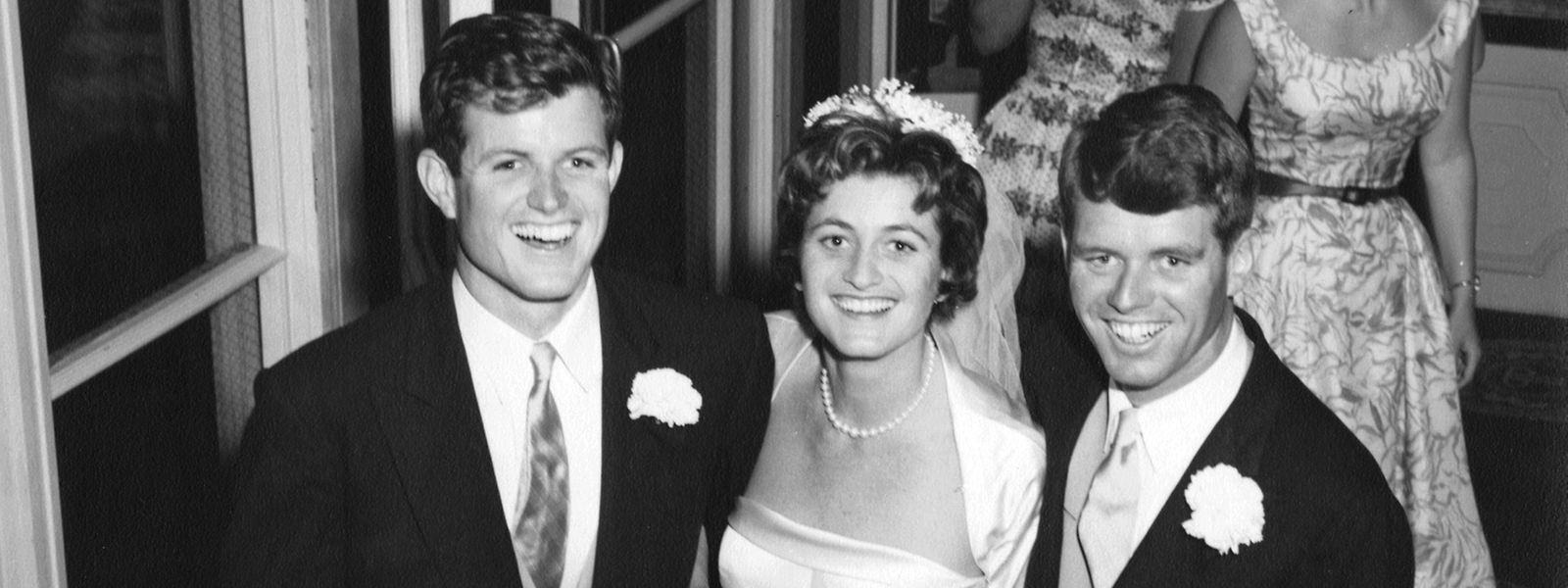 Edward (l.) und Robert Kennedy bei der Hochzeit ihrer Schwester Jean mit Stephen Smith im Plaza Hotel in New York im Mai 1956.