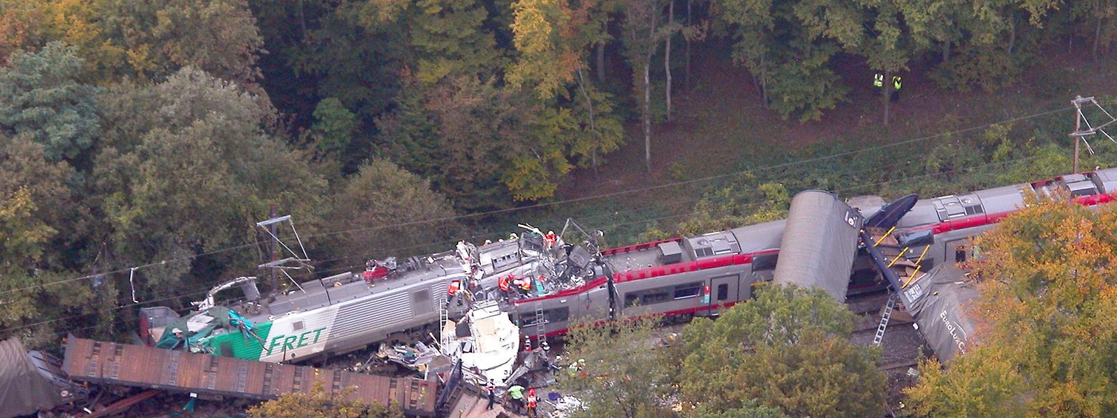 An der französischen Grenze bohrt sich der Güterzug in den Personenzug aus Luxemburg. Der Doppelstocktriebzug 2207 der CFL wird dabei auf einer Länge von 25 Metern völlig zerstört.