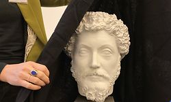 Im Rheinischen Landesmuseum Trier wurde im Rahmen der Ankündigung ein Gipsabguss einer Büste des römischen Kaisers Marc Aurel enthüllt. Der Herrscher wird bei der nächsten Landesausstellung 2025 in Trier Thema sein.
