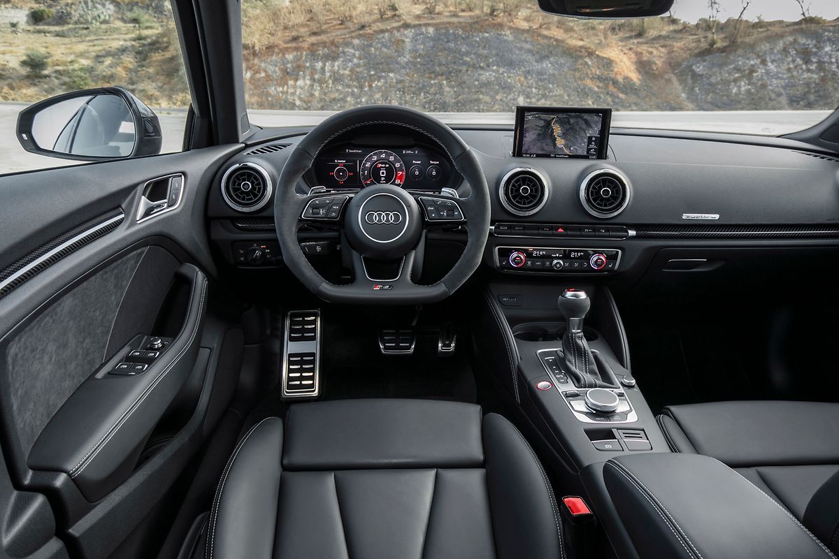 Im Cockpit setzt Audi auf elegante Sportlichkeit.