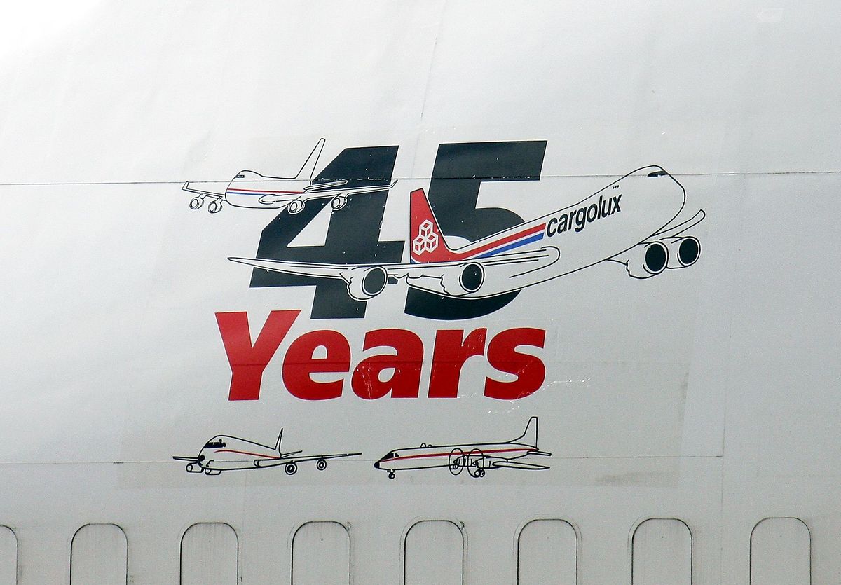 Dieser Sticker ist im vorderen Bereich einer Boieng 747-4B5 (BCF) angebracht. 
