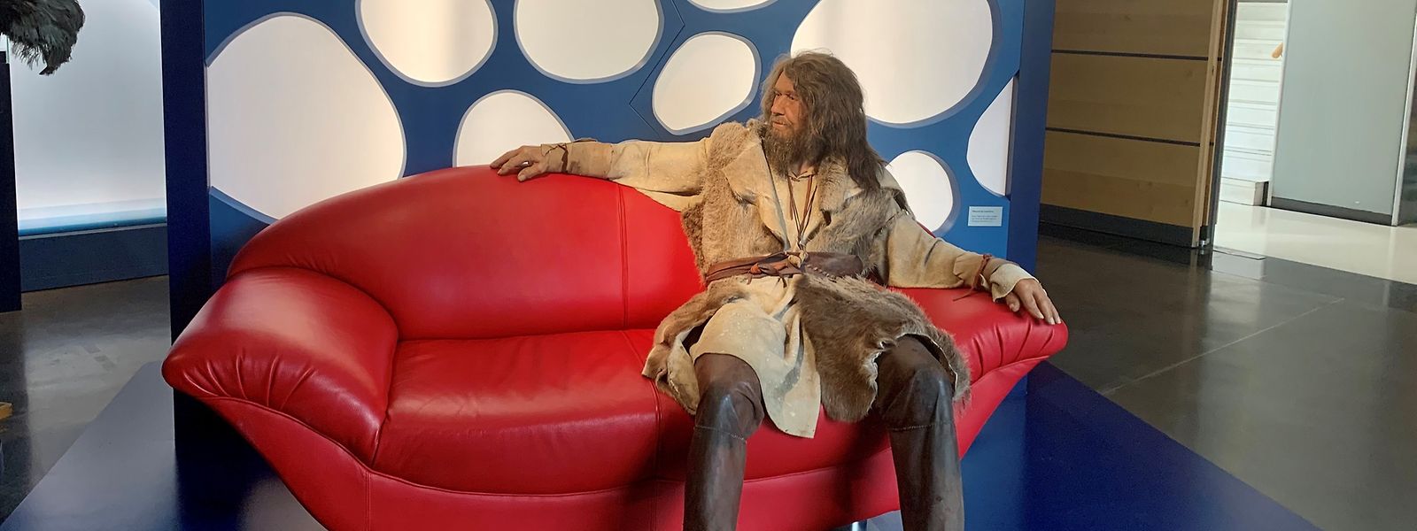 Les collections temporaires se succèdent mais l'homme de Néandertal assis sur le canapé au départ de toute visite est toujours prêt à poser, avec ou sans vous.