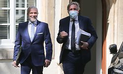 Politik, Covid-19, Dan Kersch und Fränz Bausch auf dem Weg zum Pressebriefing, Foto: Guy Wolff/Luxemburger Wort