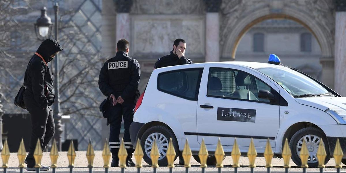 Des policiers près du musée du Louvre le 3 février à Paris.