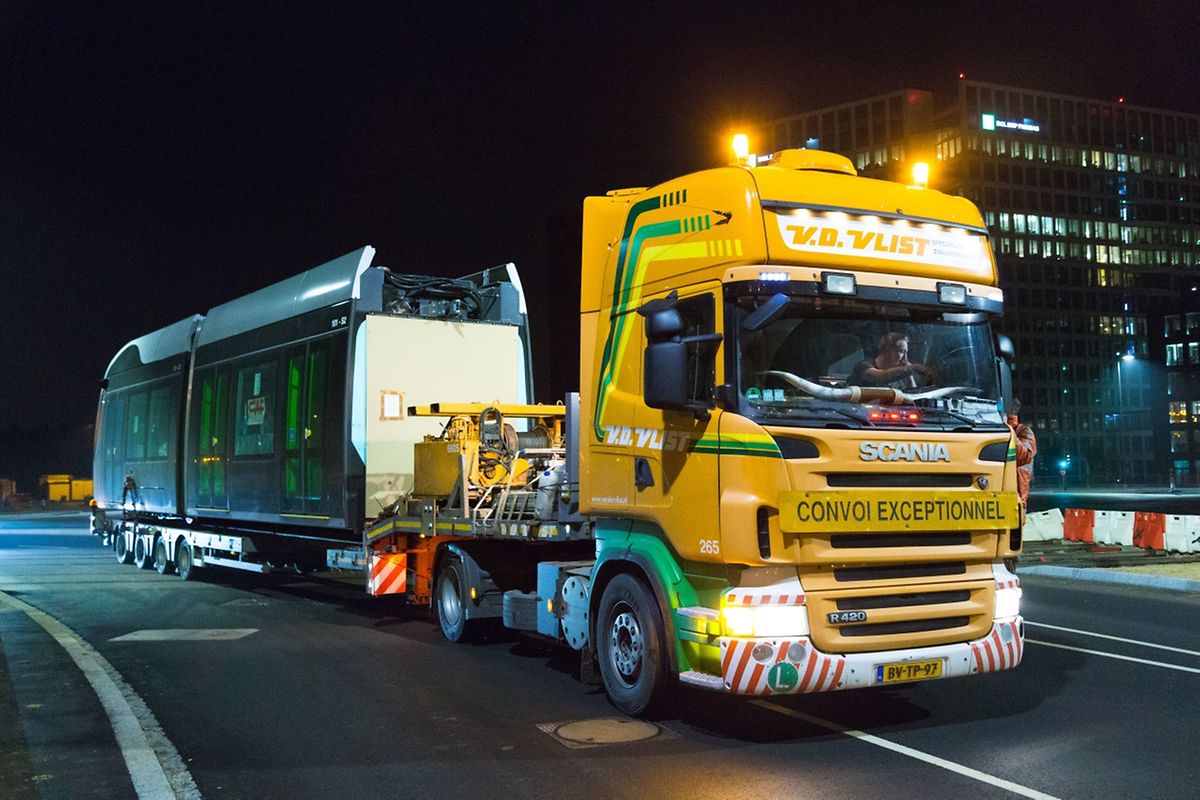 Per Schwertransport erreichen die zwei Straßenbahn-Teilstücke ihren Bestimmungsort in Kirchberg.