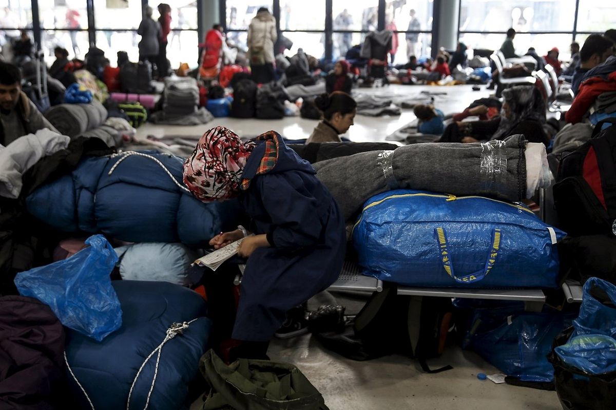 Am Hafen von Piräus sind Flüchtlinge gestrandet.