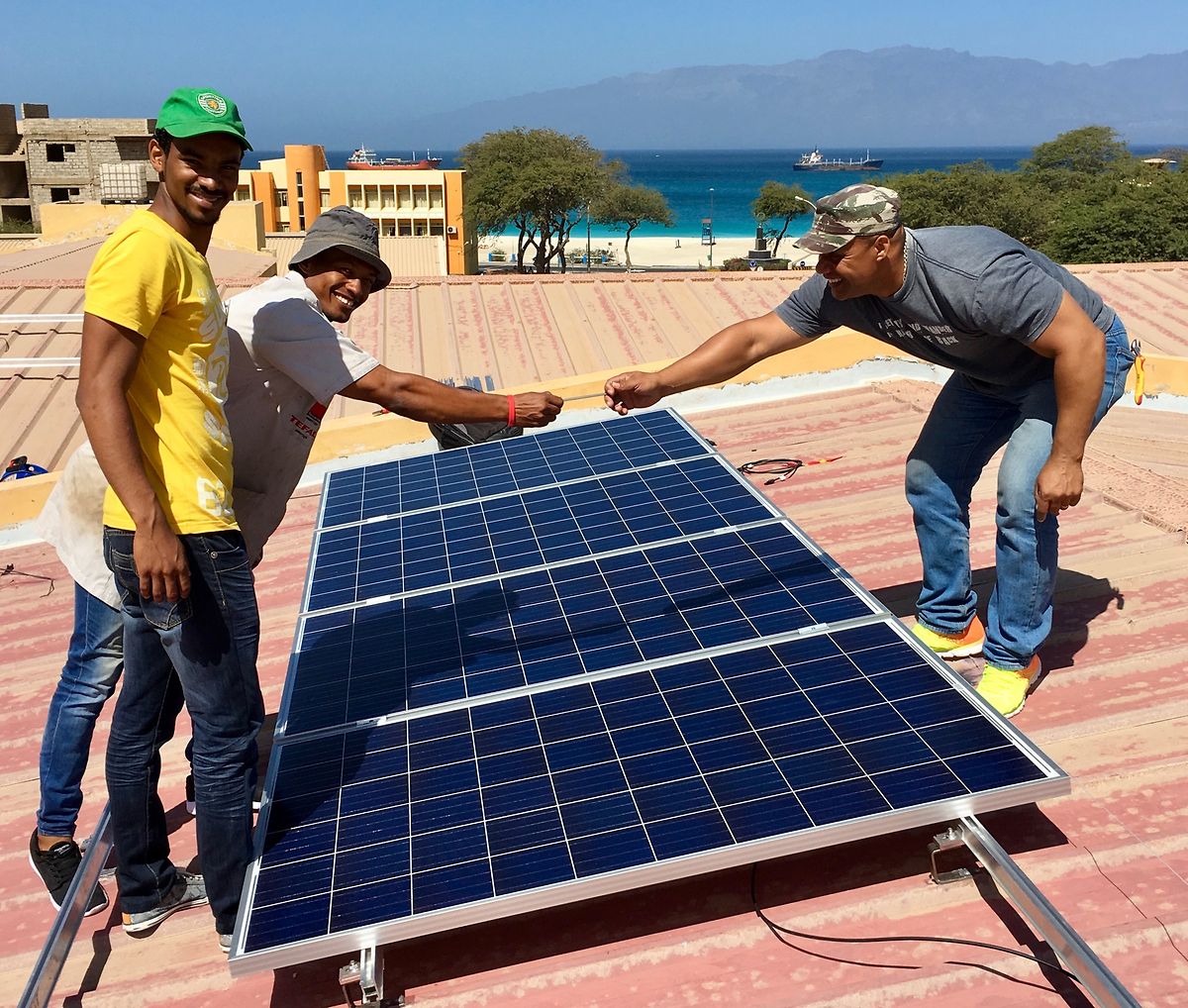 Im Mai 2017 finanzierte die ONG-Athénée weitere Solaranlagen für die Kapverdischen Inseln.Unter anderem wurden Anlagen auf das Dach der technischen Sekundarschule "Escola Industrial e Commercial do Mindelo-Guilherme Dias Chantre" in der Ortschaft Mindelo auf der Insel  São Vicente angebracht. 