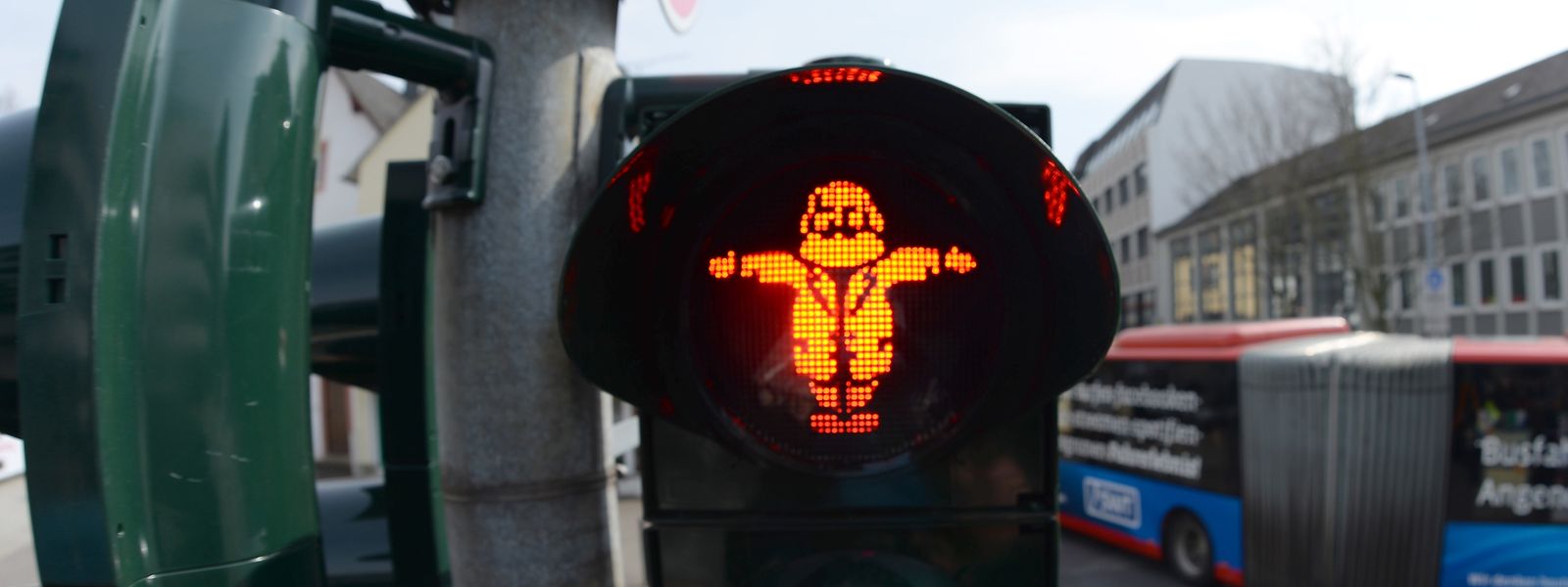 Trier: Eine Karl-Karx-Figur leuchtet seit heute an einer Fußgängerampel in unmittelbarer Nähe der bald errichteten Karl-Marx-Statue.