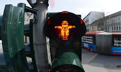 19.03.2018, Rheinland-Pfalz, Trier: Eine Karl-Karx-Figur leuchtet seit heute an einer Fussgängerampel in unmittelbarer Nähe der bald errichteten Karl-Marx-Statue. Für die Signalanlage wurde LED-Technik eingesetzt und Schablonen eingebaut, die mittels Lasertechnik gefräst wurden. Foto: Harald Tittel/dpa +++ dpa-Bildfunk +++