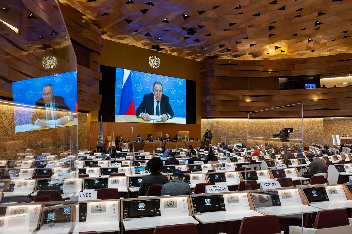 Aus Protest gegen den russischen Krieg in der Ukraine haben Diplomaten in Genf vor der Rede des russischen Außenministers Sergej Lawrow den Saal des UN-Menschenrechtsrats verlassen.
