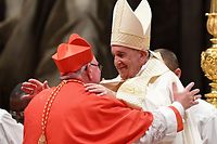 Szenen, die derzeit nicht möglich sind: Im Oktober haben sich Jean-Claude Hollerich und Papst Franziskus bei der Kardinalserhebung herzlich umarmt.