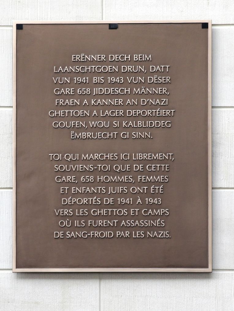Eine Gedenktafel am Bahnhof erinnert seit Sonntag an die sieben Deportationszüge. 658 Juden wurden zwischen 1941 und 1943 von den Nazis in die Konzentrationslager geschickt. Nur 44 sollten überleben. 