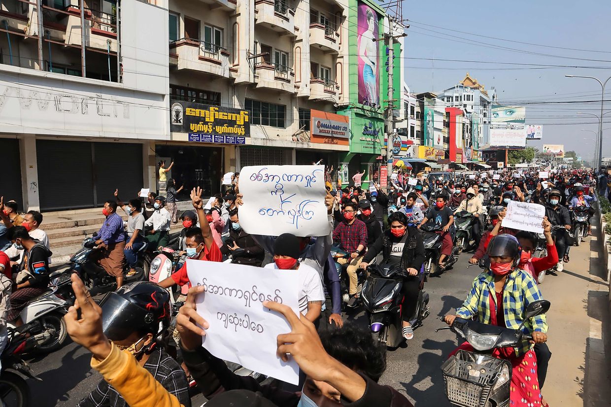 Zehntausende Demonstranten haben nach Berichten von Augenzeugen am Sonntag auf den Straßen Myanmars gegen den Militärputsch protestiert und die Freilassung der entmachteten Regierungschefin Aung San Suu Kyi gefordert.