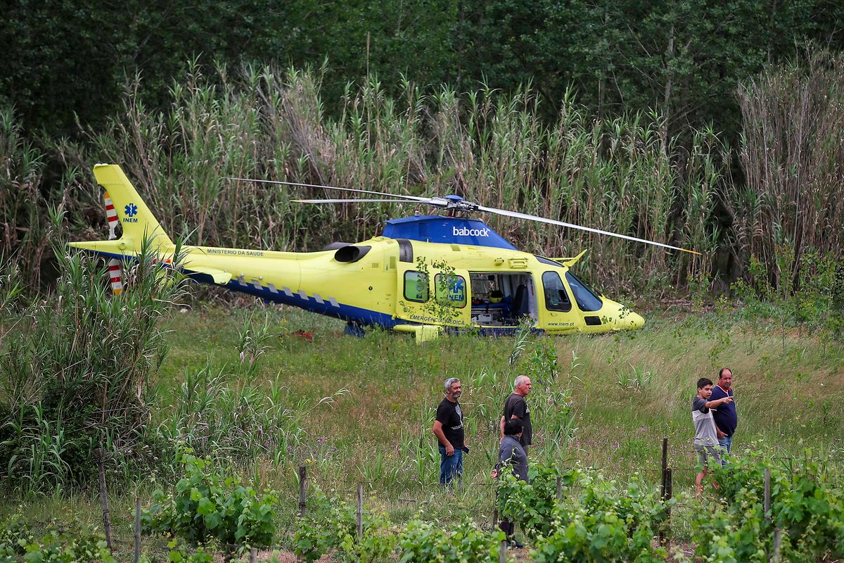 Um helicóptero do INEM no local para prestar auxilio no acidente. 