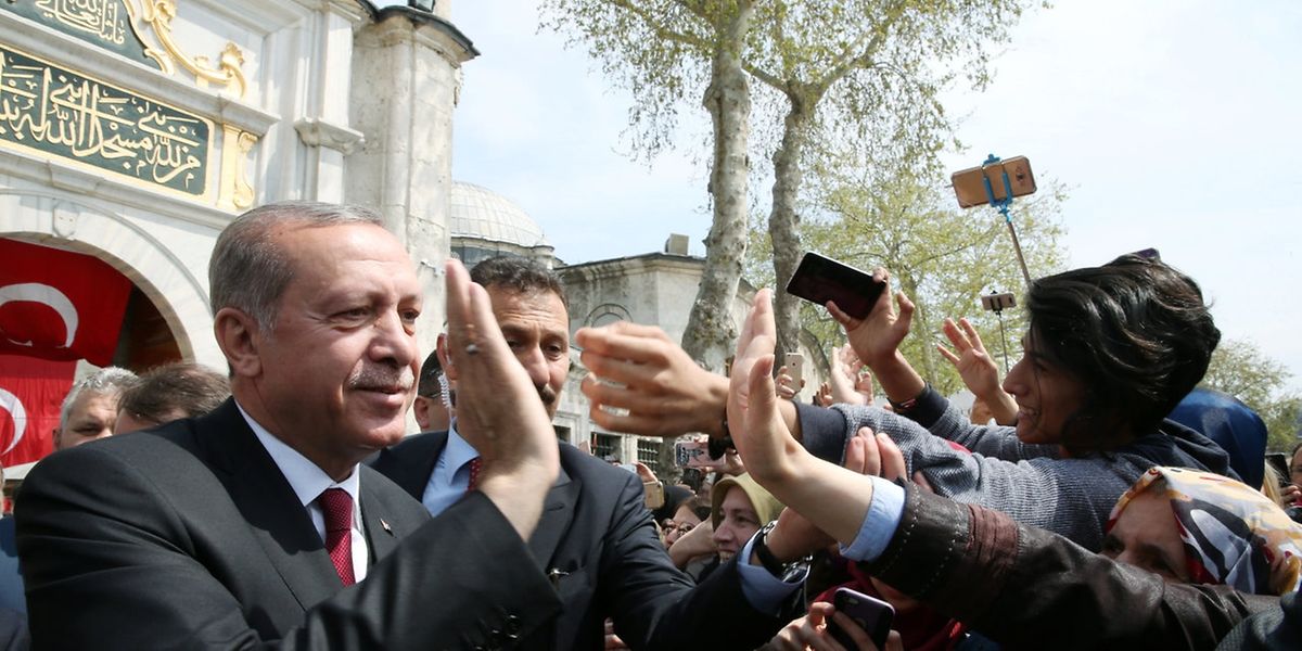 Nach einem Besuch der Eyup Sultan-Moschee am Montagmorgen lässt sich Tayyip Erdogan von seinen Anhängern feiern.