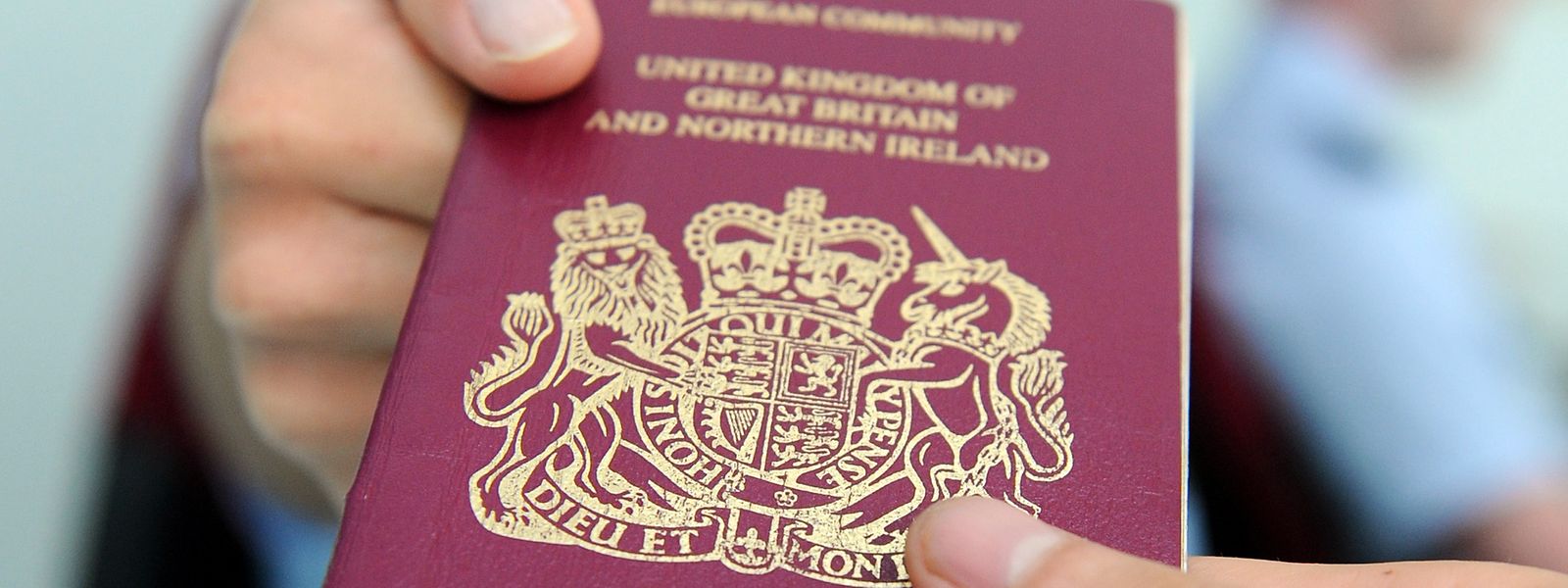 Großbritannien setzt künftig stärker auf Fachkräfte aus dem Ausland und senkt dafür die Zahl gering qualifizierter Einwanderer.