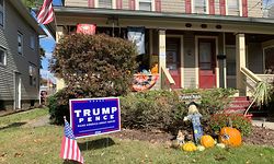 08.10.2020, USA, Stroudsburg: Ein Wahlplakat für US-Präsident Trump und Vize-Präsident Pence steht im Vorgarten eines Hauses. Pennsylvania ist einer der sogenannten Battleground oder Swing States, bei denen weder Trumps Republikaner noch die Demokraten von Herausforderer Biden auf eine klare Mehrheit zählen können. Foto: Can Merey/dpa +++ dpa-Bildfunk +++