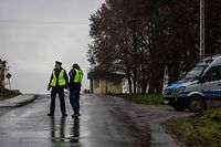 A polícia investiga o local onde um ataque de mísseis matou duas pessoas na aldeia de Przewodow, no leste da Polónia, perto da fronteira com a Ucrânia.