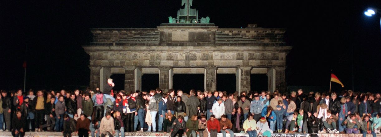 ARCHIV - 10.11.1989, Berlin: Jubelnde Menschen auf der Berliner Mauer am Brandenburger Tor. Ab dem 4. November 2019 erinnert die Hauptstadt mit einer Festivalwoche an den Fall der Mauer vor 30 Jahren. Foto: Wolfgang Kumm/dpa +++ dpa-Bildfunk +++
