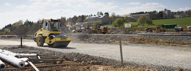 Baumaschinen im Einsatz: In Diekirch haben die Planierarbeiten für das Containerdorf bereits begonnen. 