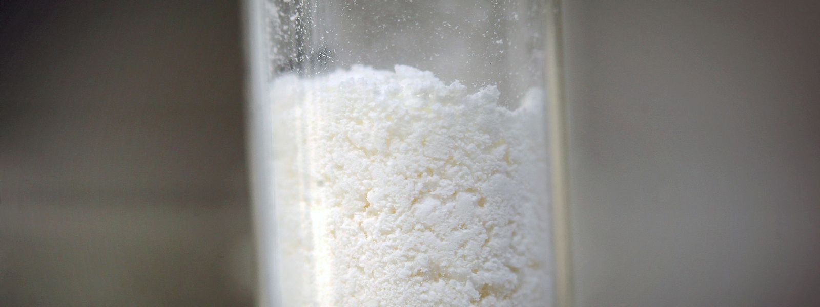 Eine Probe mit Amphetamin steht im Landeskriminalamt (LKA) auf einem Labortisch.