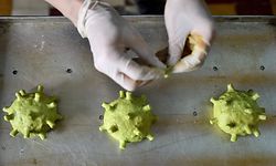 Uma chefe vietnamita prepara pães de hambúrguer em forma do novo coronavírus Covid-19, num restaurante em Hanoi, capital do país.