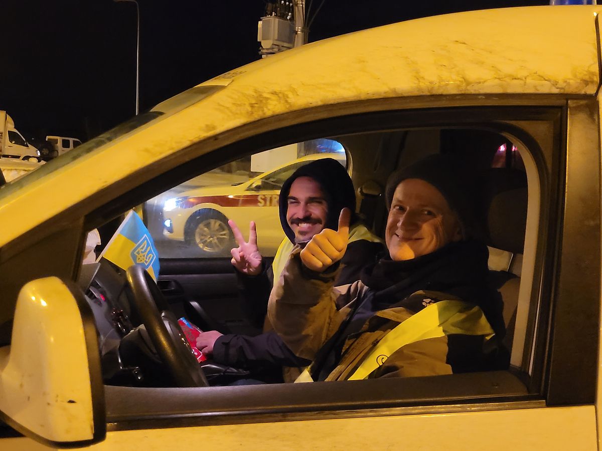 Mohamed Sameh(à esquerda) conduz uma das 12 ambulâncias que foram levadas do Luxemburgo para Lviv com quatro viaturas dos bombeiros.